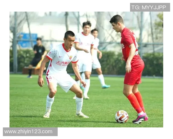 重庆足球队比赛经验引发热议球迷对战术选择和球员表现各执己见